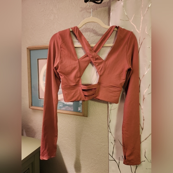 Gym crop top with thumb holes - Picture 2 of 2